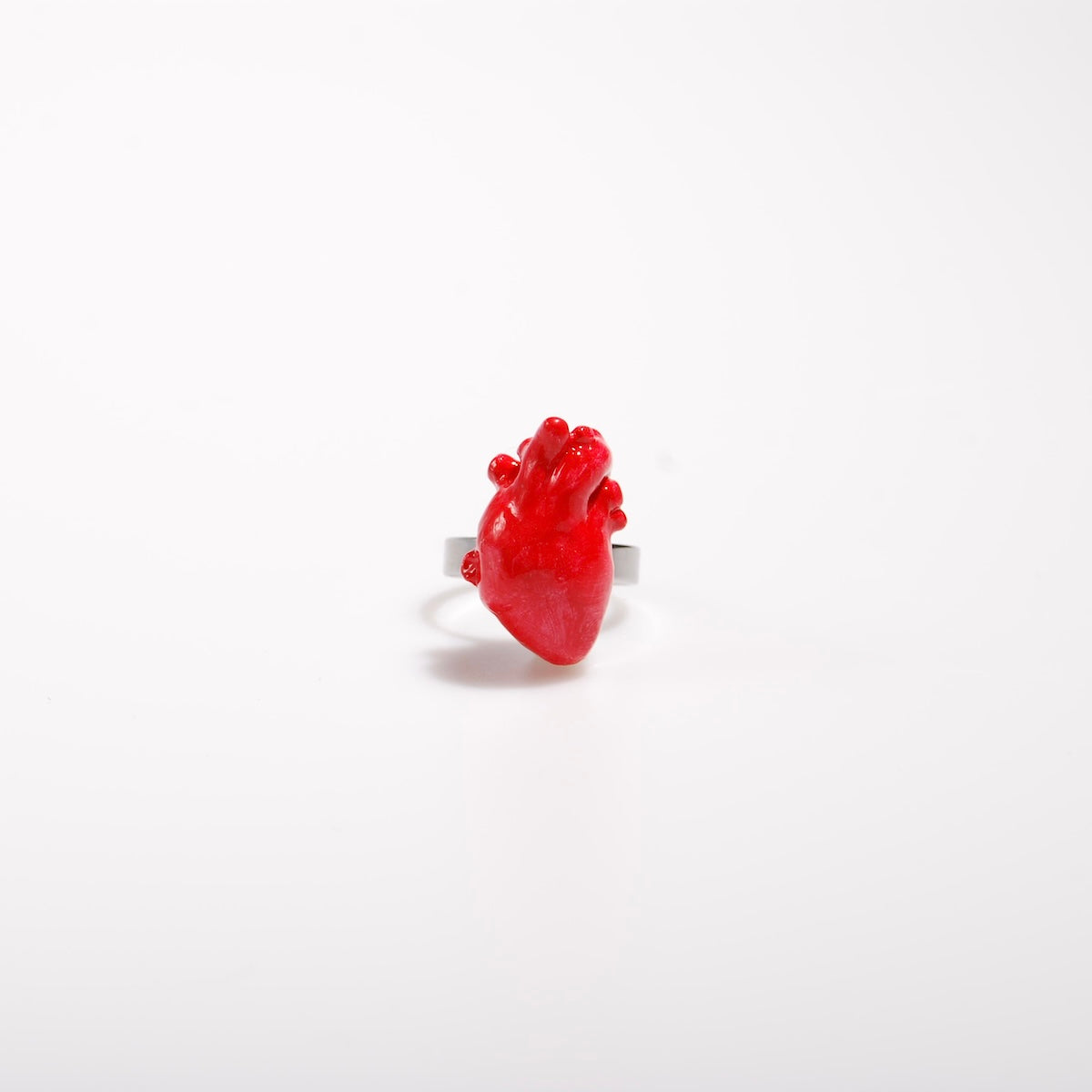 anello con cuore anatomico rosso, vista frontale