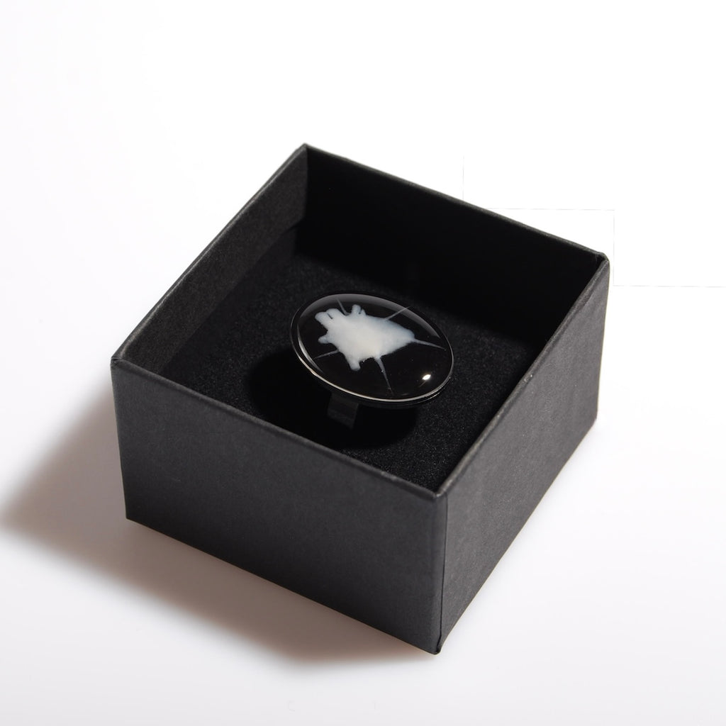 anello ovale con cuore anatomico spinato dentro ad una scatolina