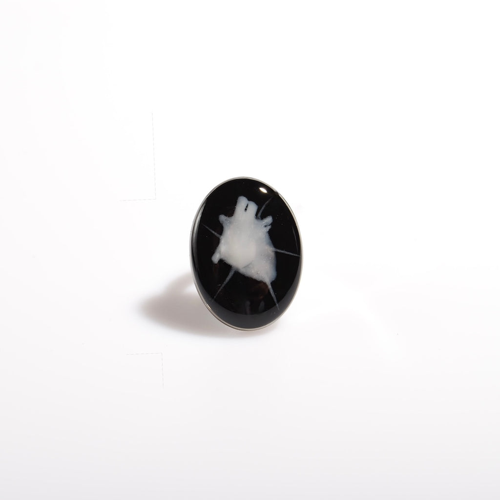 anello ovale con cuore anatomico spinato, vista frontale