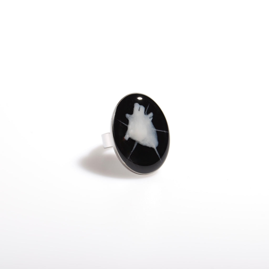 anello ovale con cuore anatomico spinato, vista 3/4