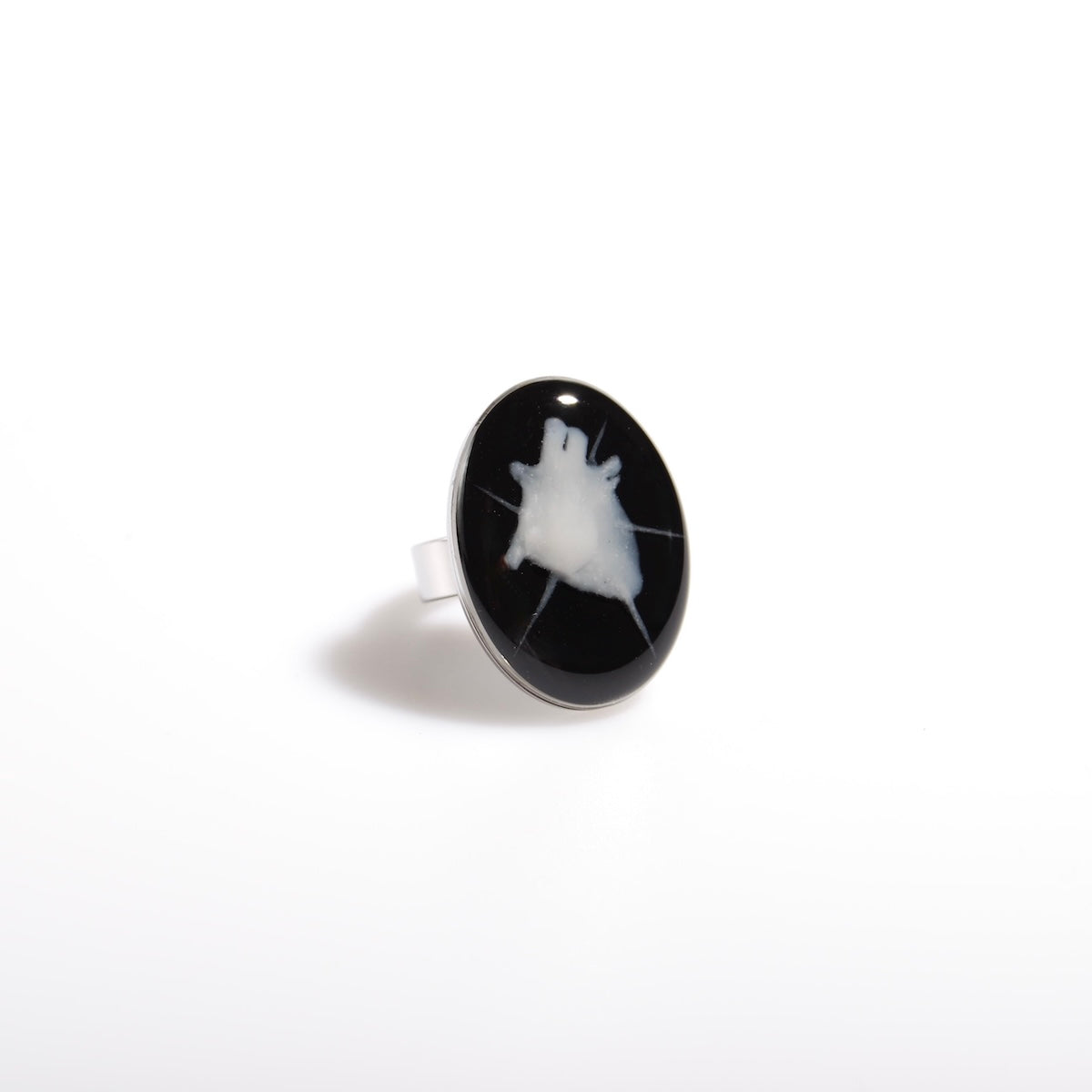 anello ovale con cuore anatomico spinato, vista 3/4