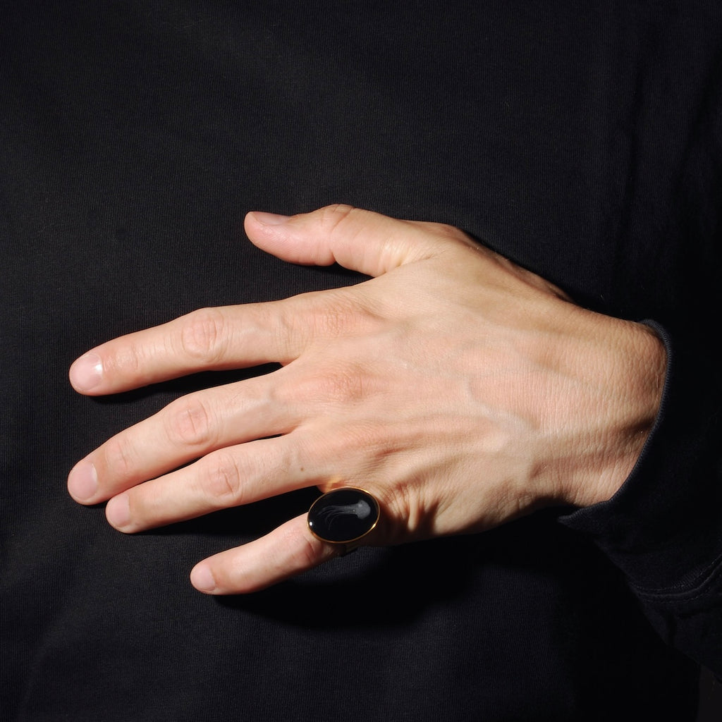 mano che indossa un anello ovale con medusa marina