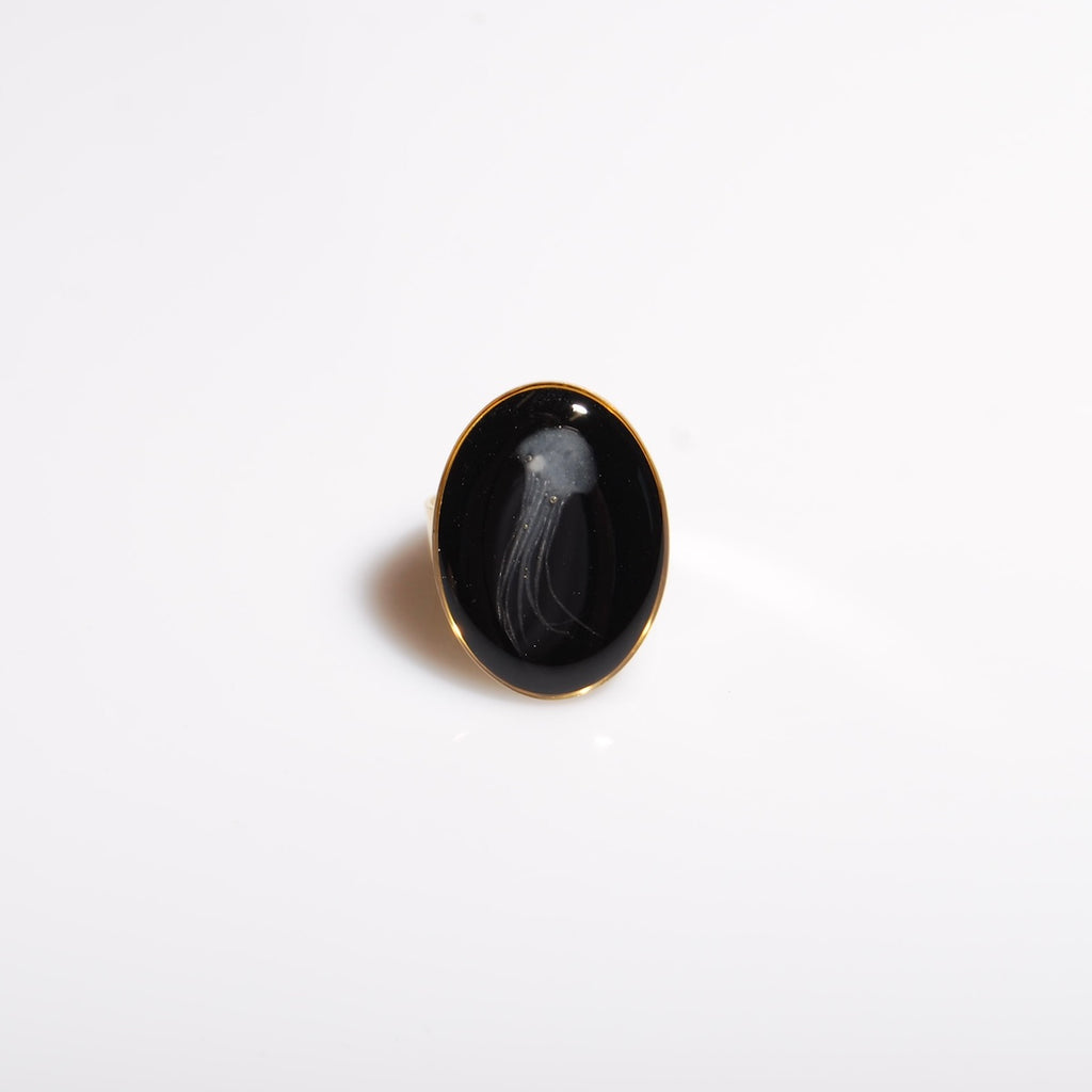 anello ovale con medusa marina, vista frontale