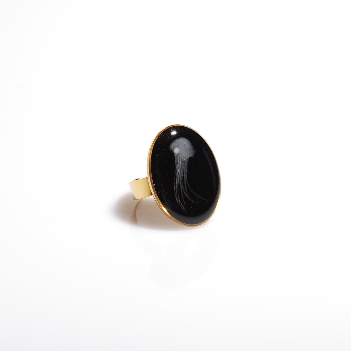 anello ovale con medusa marina