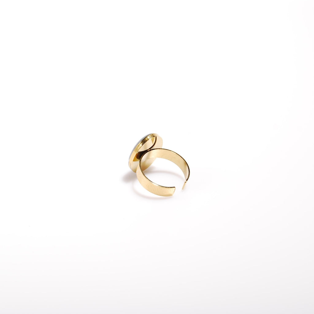 vista del retro di un anello in acciaio inox placcato oro