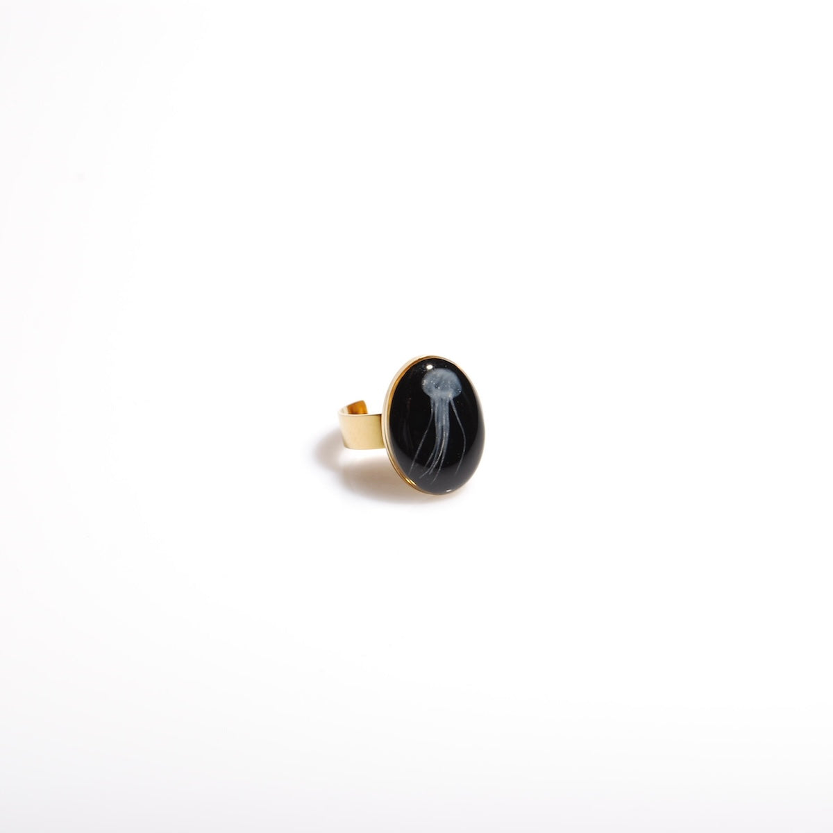 anello ovale con micro medusa marina inglobata sotto resina