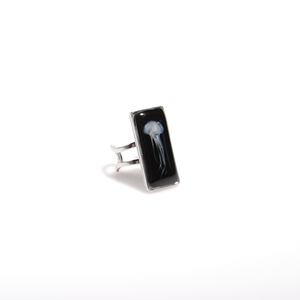 anello rettangolare con medusa marina inglobata sotto resina