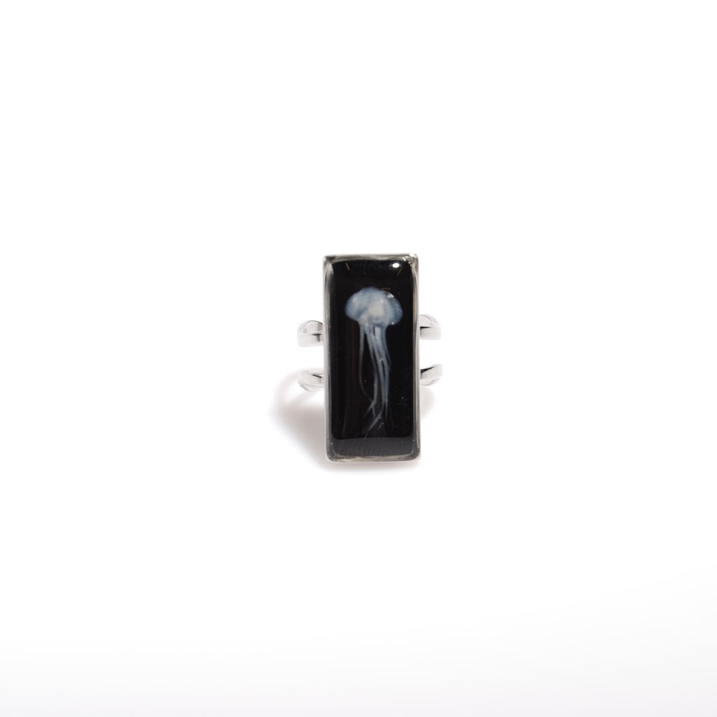 anello rettangolare con medusa marina inglobata sotto resina, vista frontale