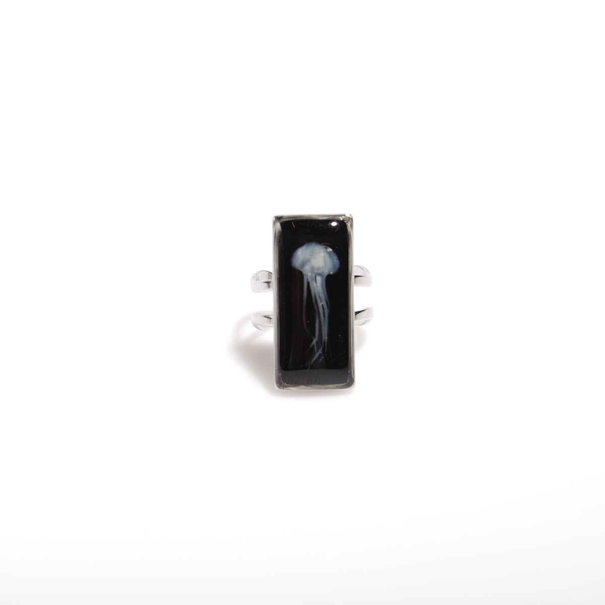 anello rettangolare con medusa marina inglobata sotto resina, vista frontale