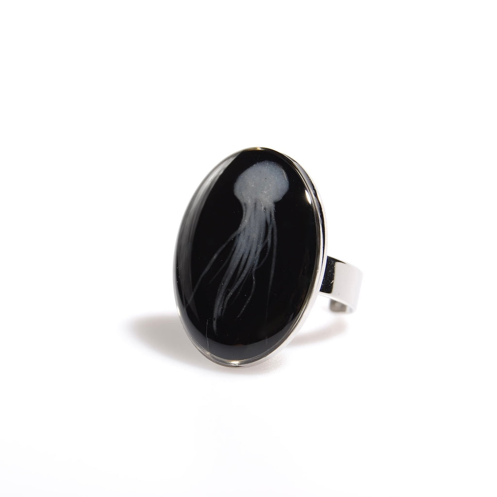 anello ovale con medusa marina inglobata sotto resina, vista 3/4