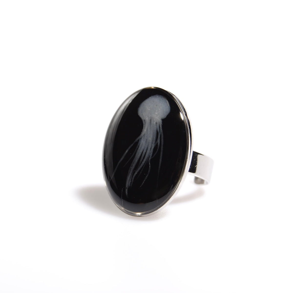 anello ovale con medusa marina inglobata sotto resina, vista 3/4