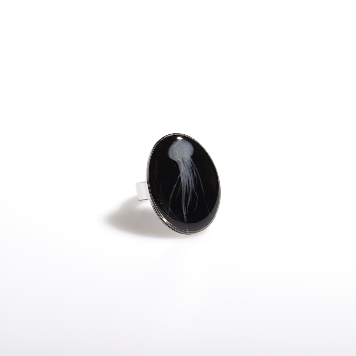 anello ovale con medusa marina inglobata sotto resina