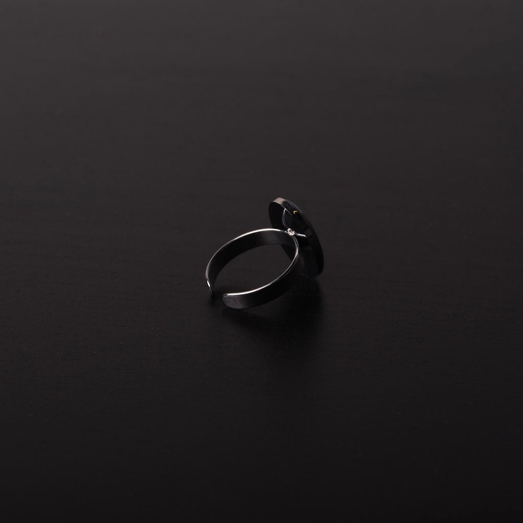 anello ovale con medusa marina, retro dell'anello