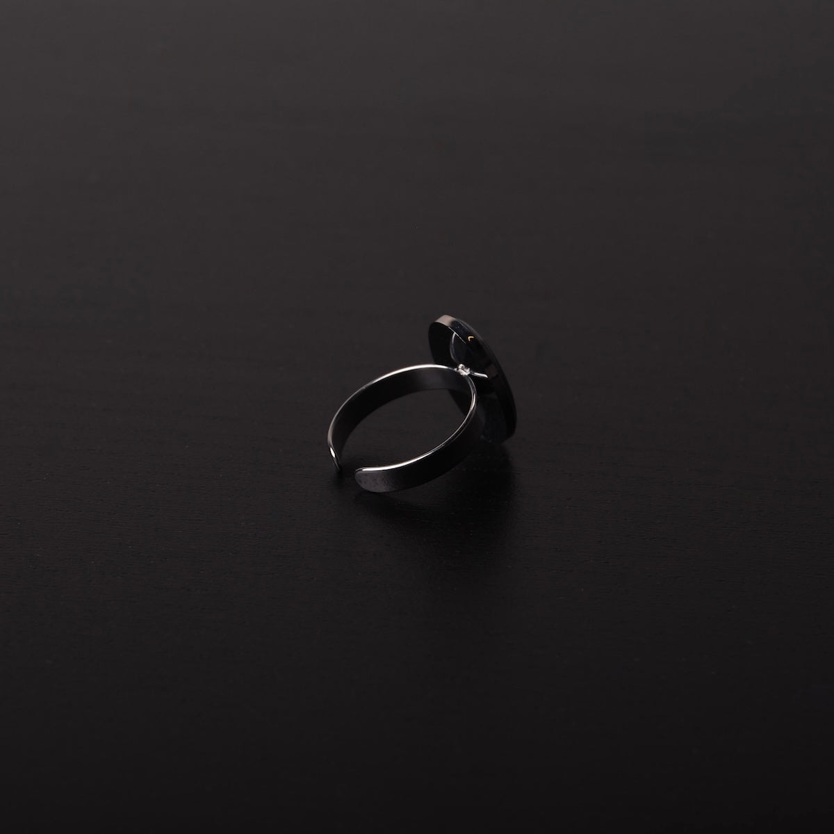 anello ovale con medusa marina, retro dell'anello