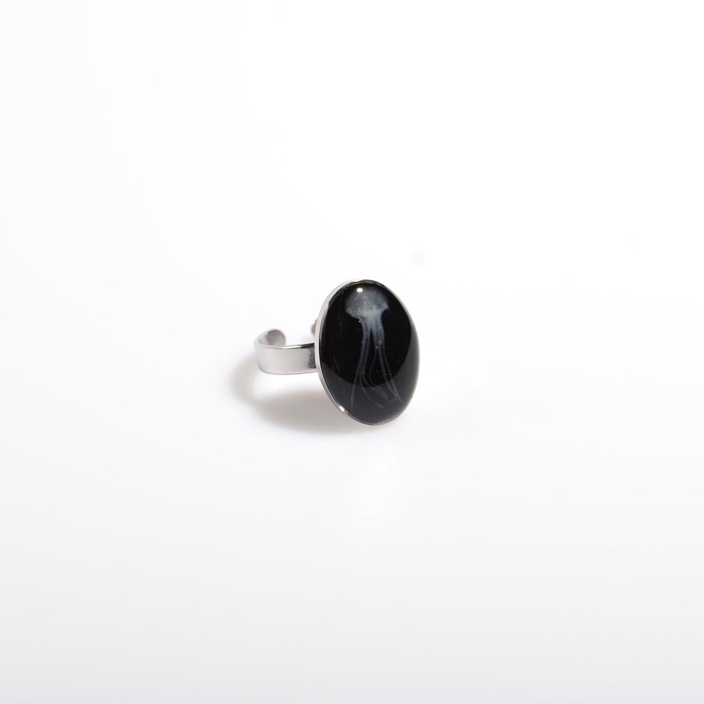 anello ovale con medusa marina