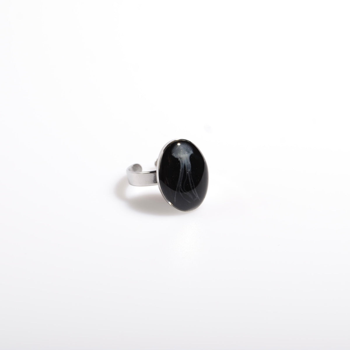 anello ovale con medusa marina