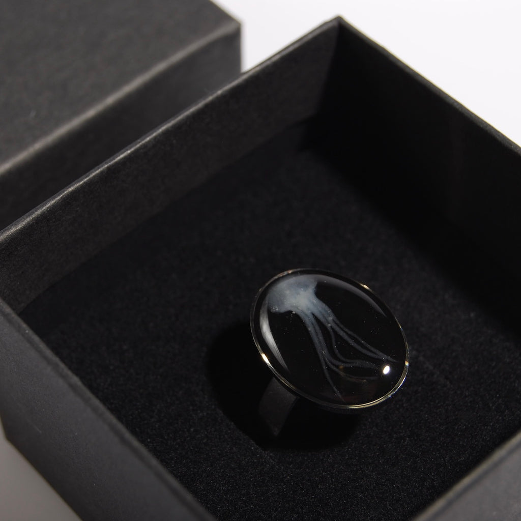 anello ovale con medusa marina, dettaglio della medusa, dentro ad una scatolina