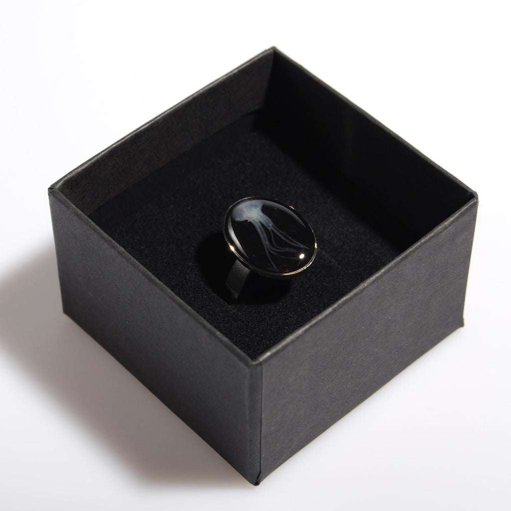anello ovale con medusa marina dentro ad una scatolina nera