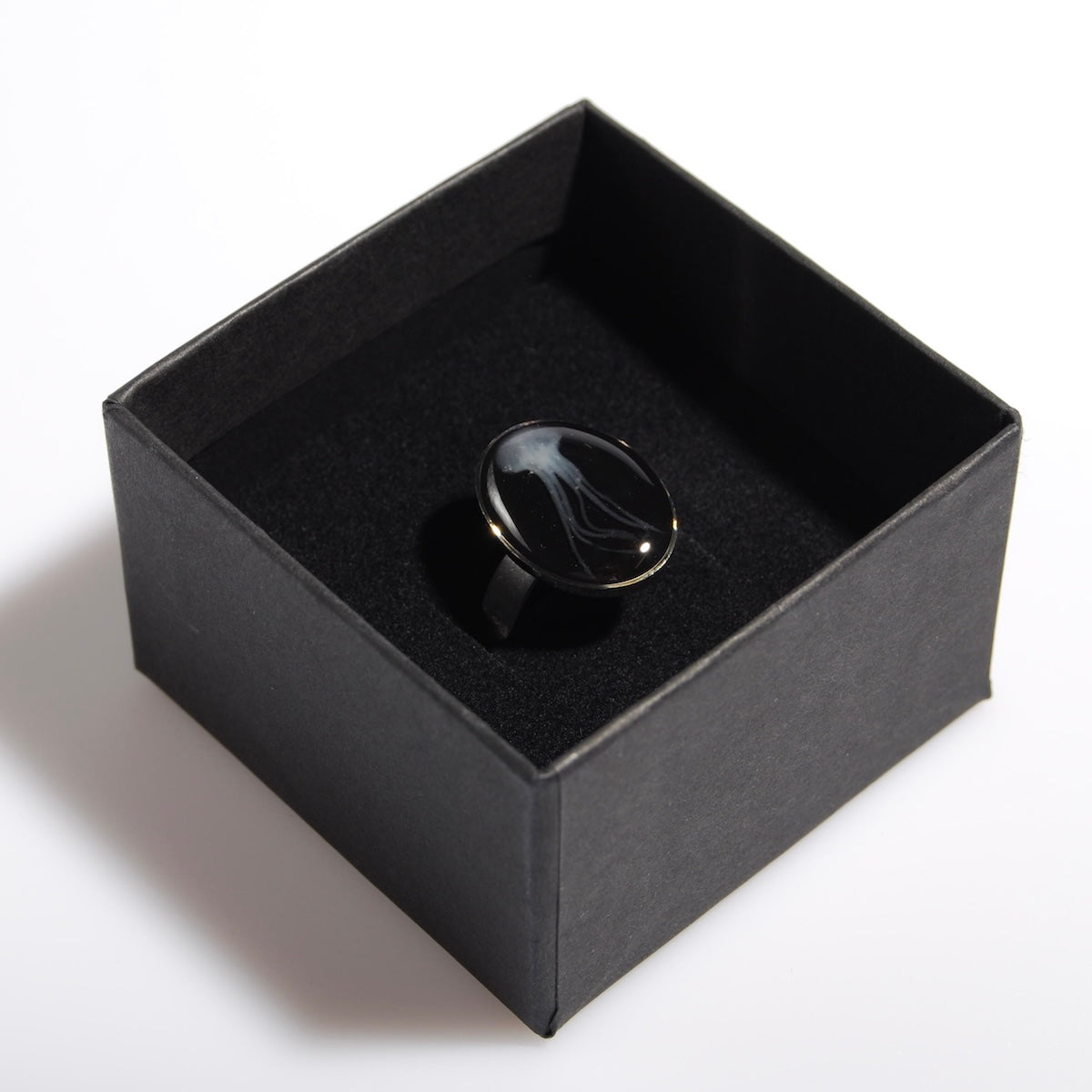 anello ovale con medusa marina dentro ad una scatolina nera