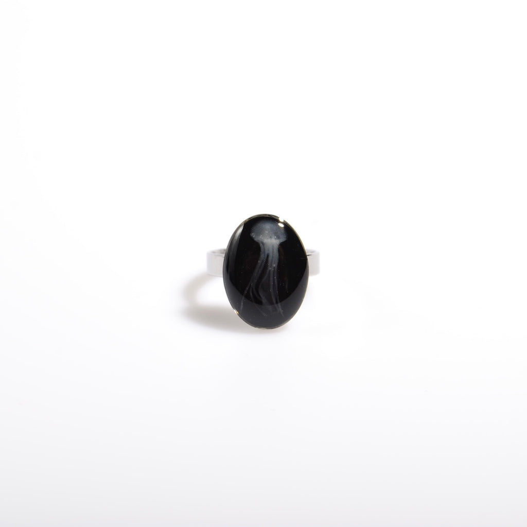 anello ovale con medusa marina, vista frontale