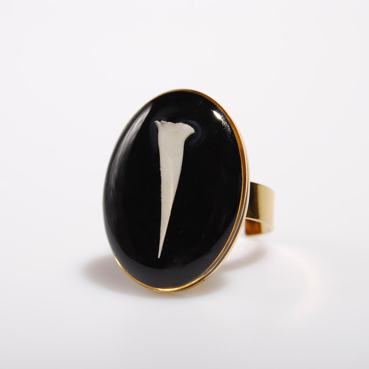 anello ovale con spina di acacia sotto resina, vista 3/4