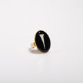 anello ovale con spina di acacia sotto resina