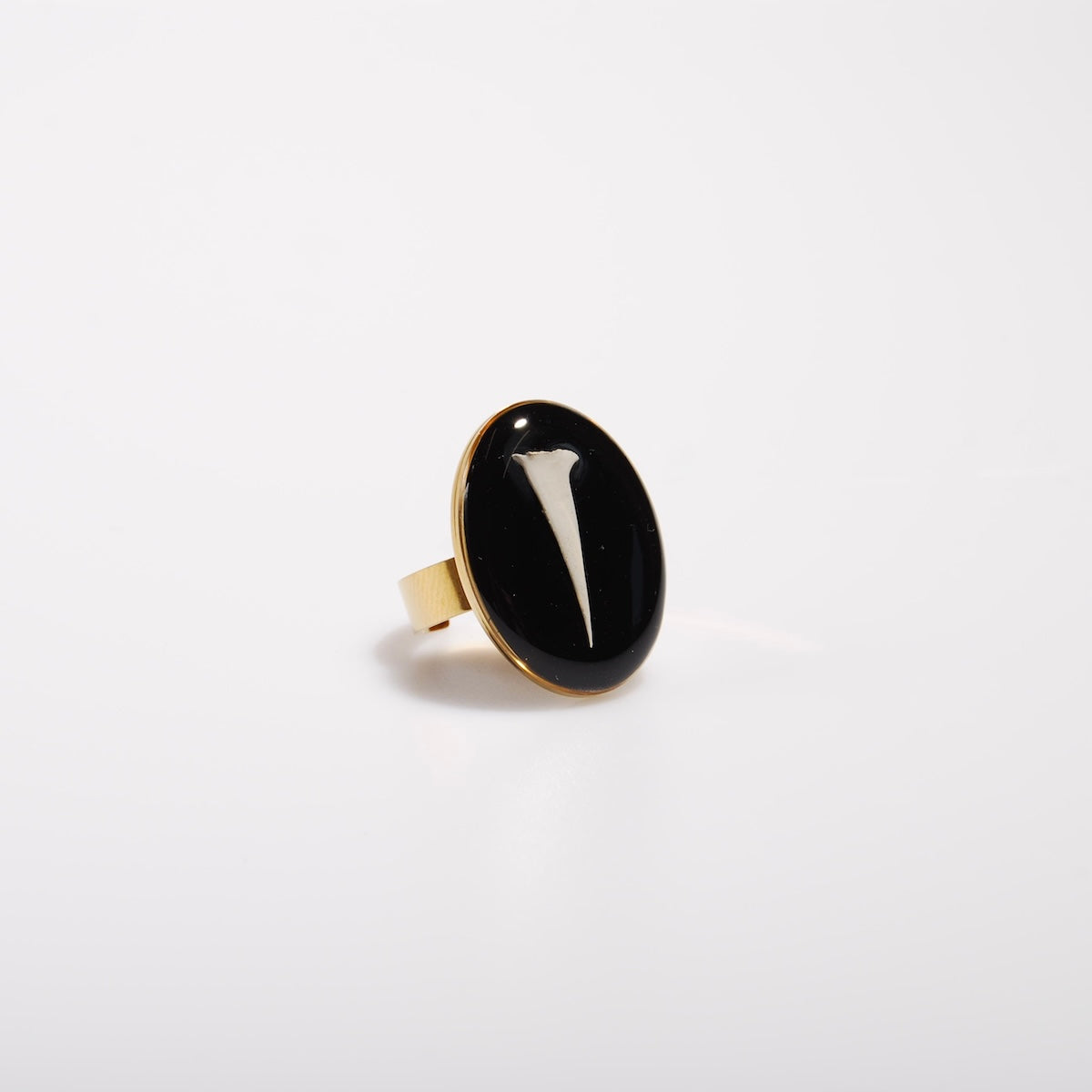 anello ovale con spina di acacia sotto resina