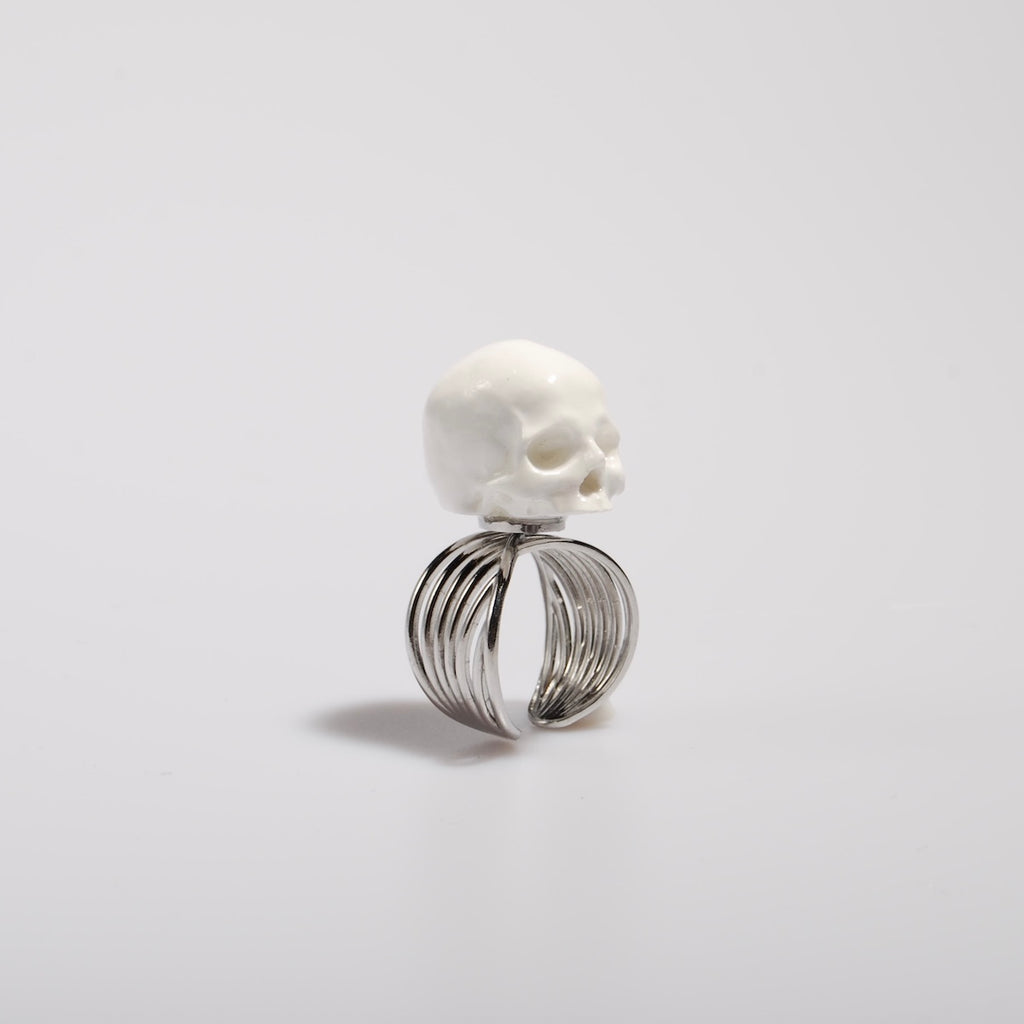 anello a banda larga con teschio bianco, vista 3/4