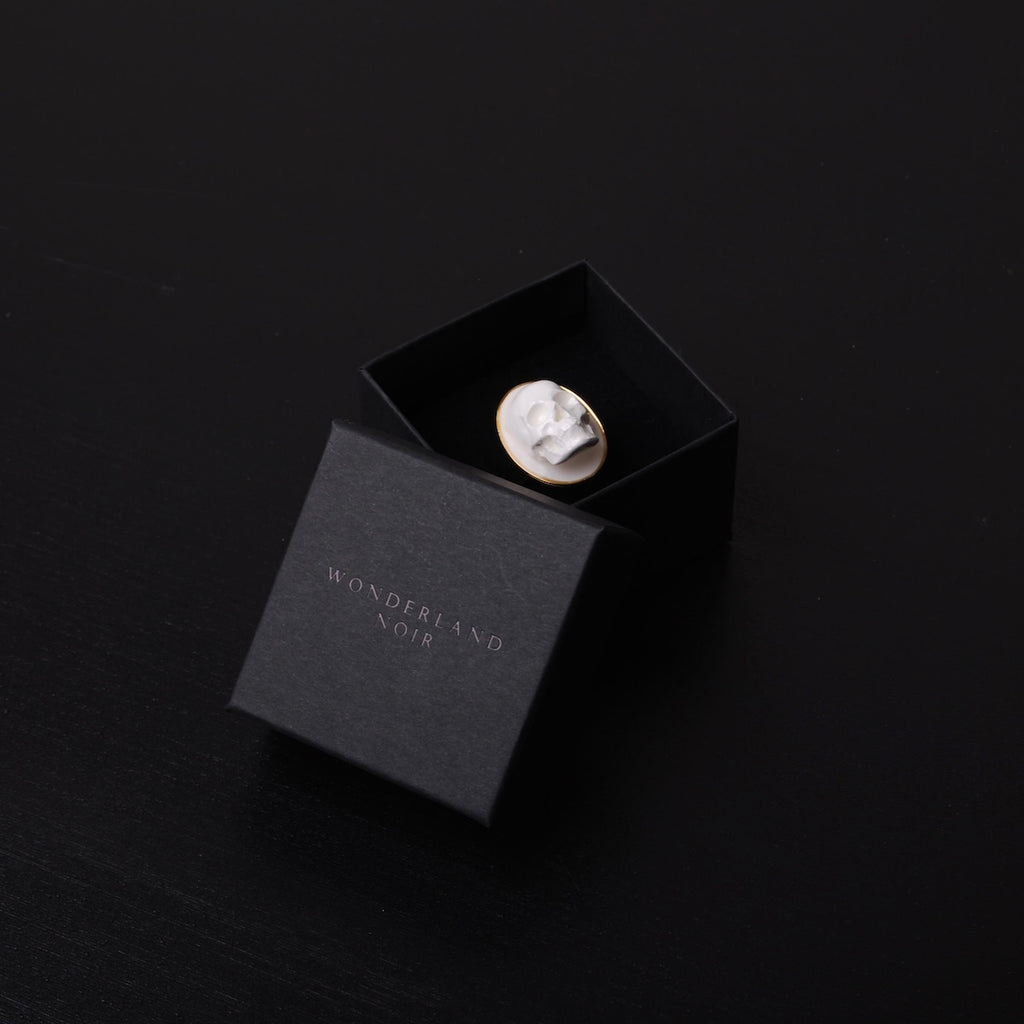 anello ovale con teschio cammeo dentro ad una scatolina nera