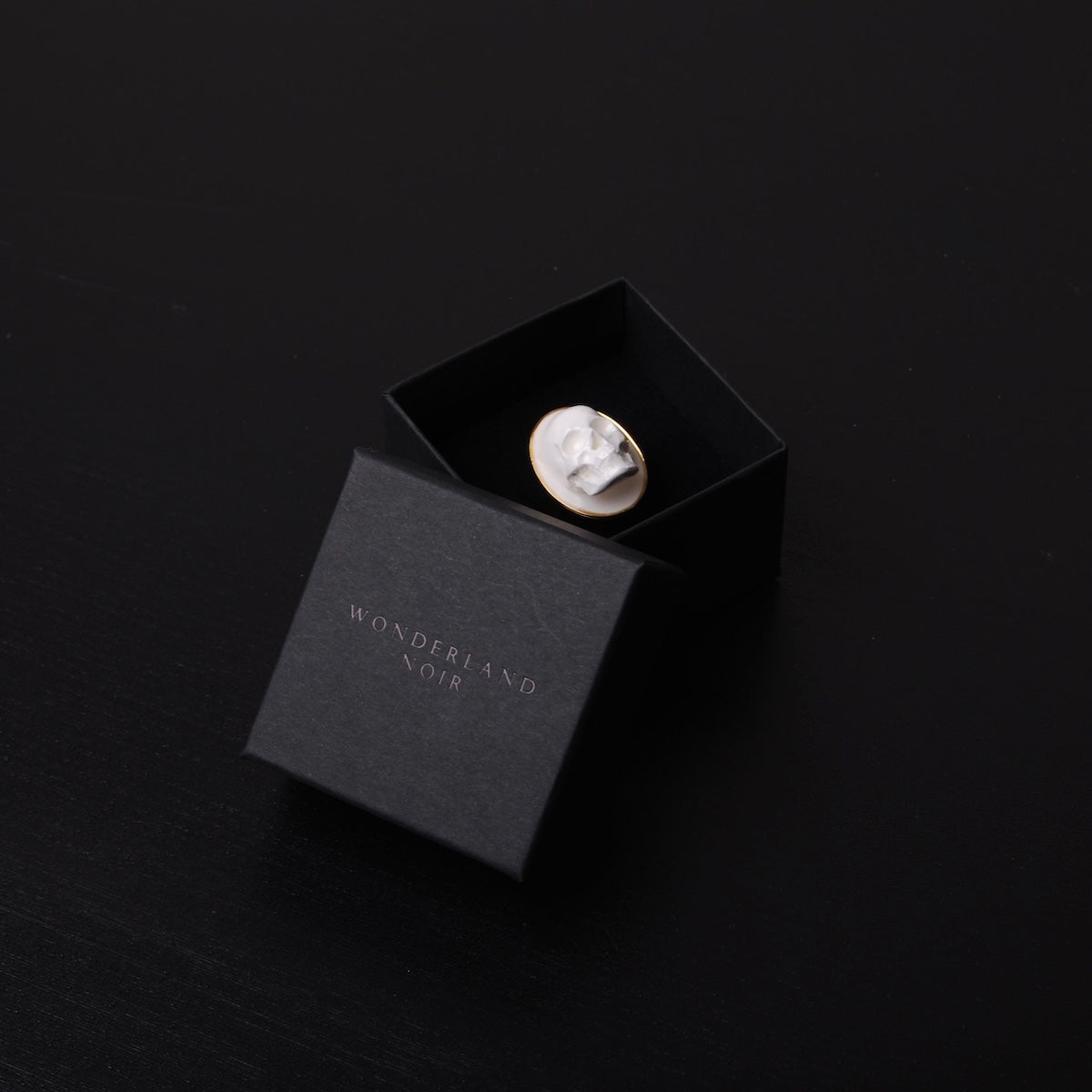 anello ovale con teschio cammeo dentro ad una scatolina nera