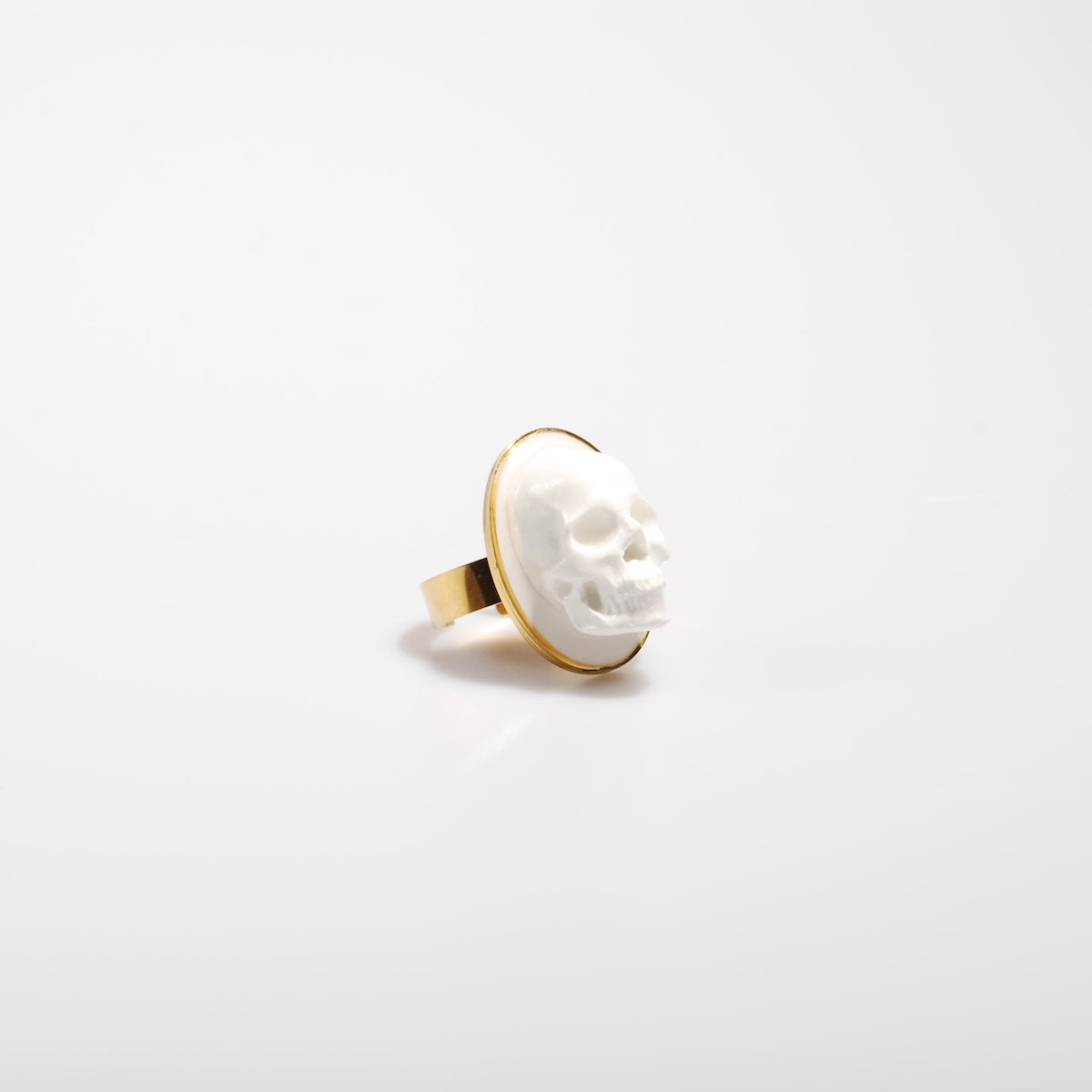anello ovale con teschio cammeo