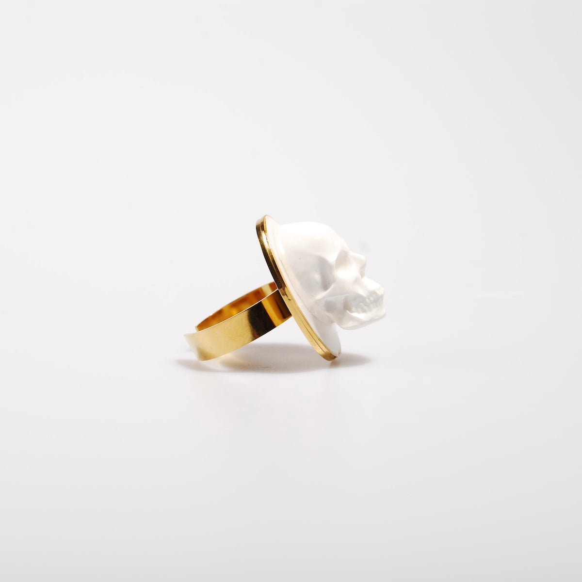 anello ovale con teschio cammeo, vista laterale