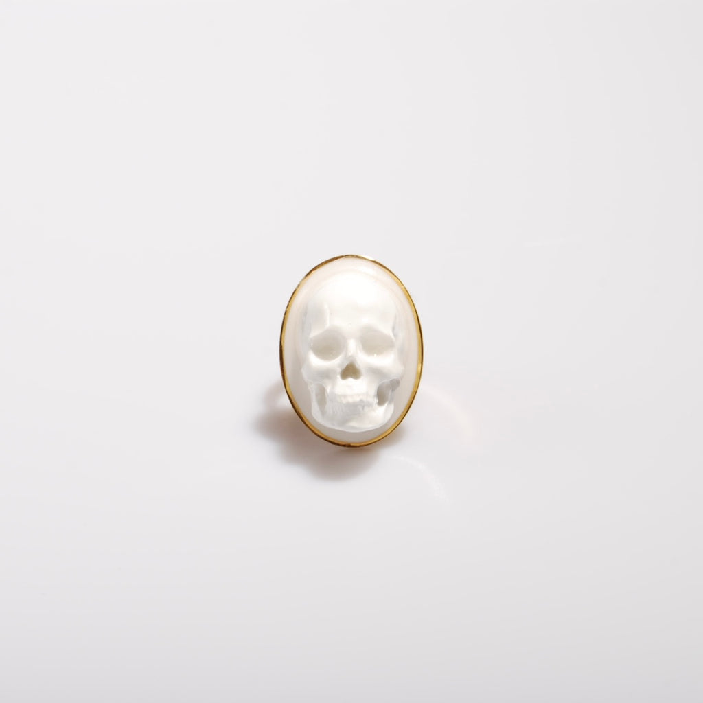anello ovale con teschio cammeo, vista frontale