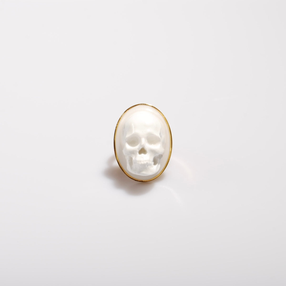 anello ovale con teschio cammeo, vista frontale
