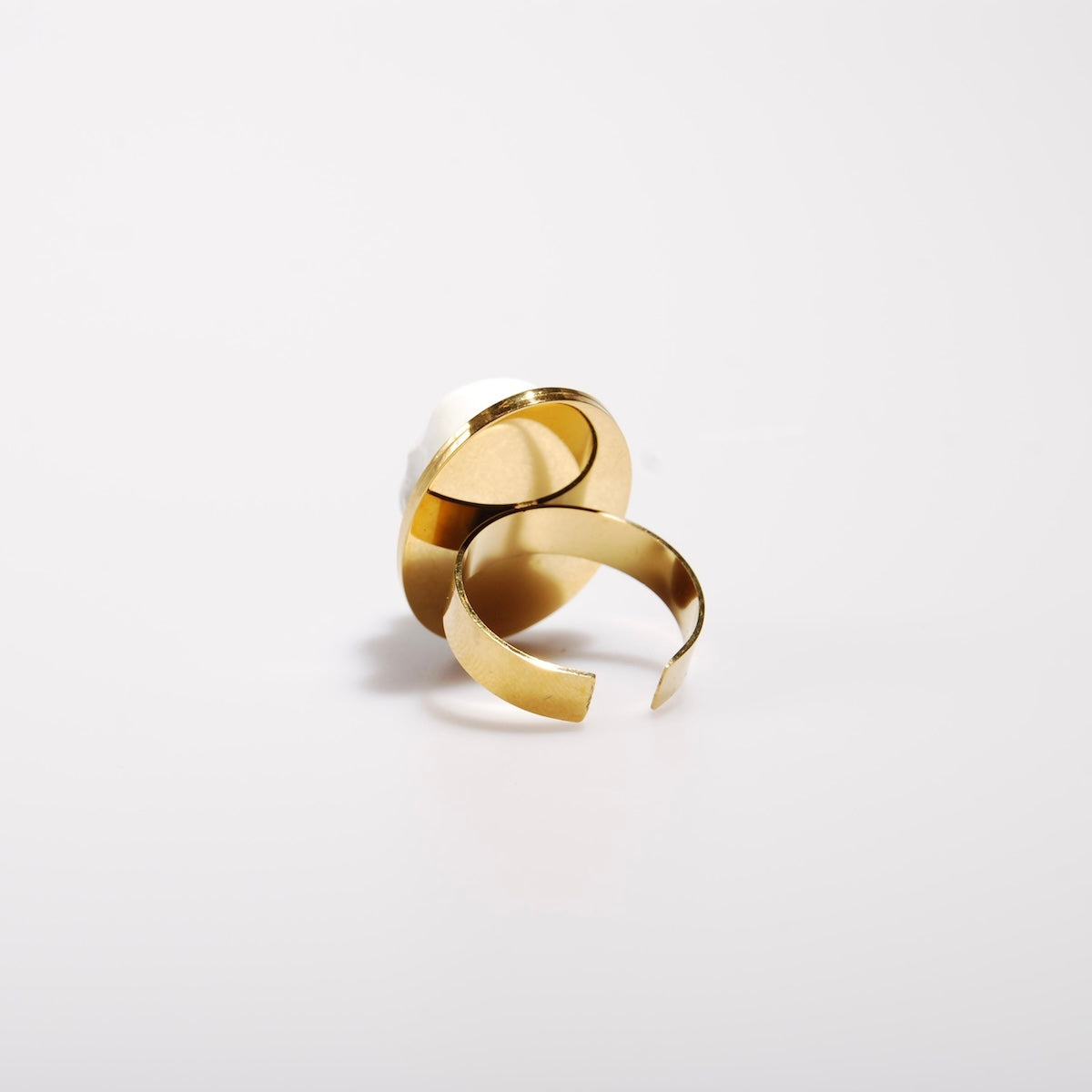 retro di un anello ovale con teschio cammeo, base regolabile in acciaio