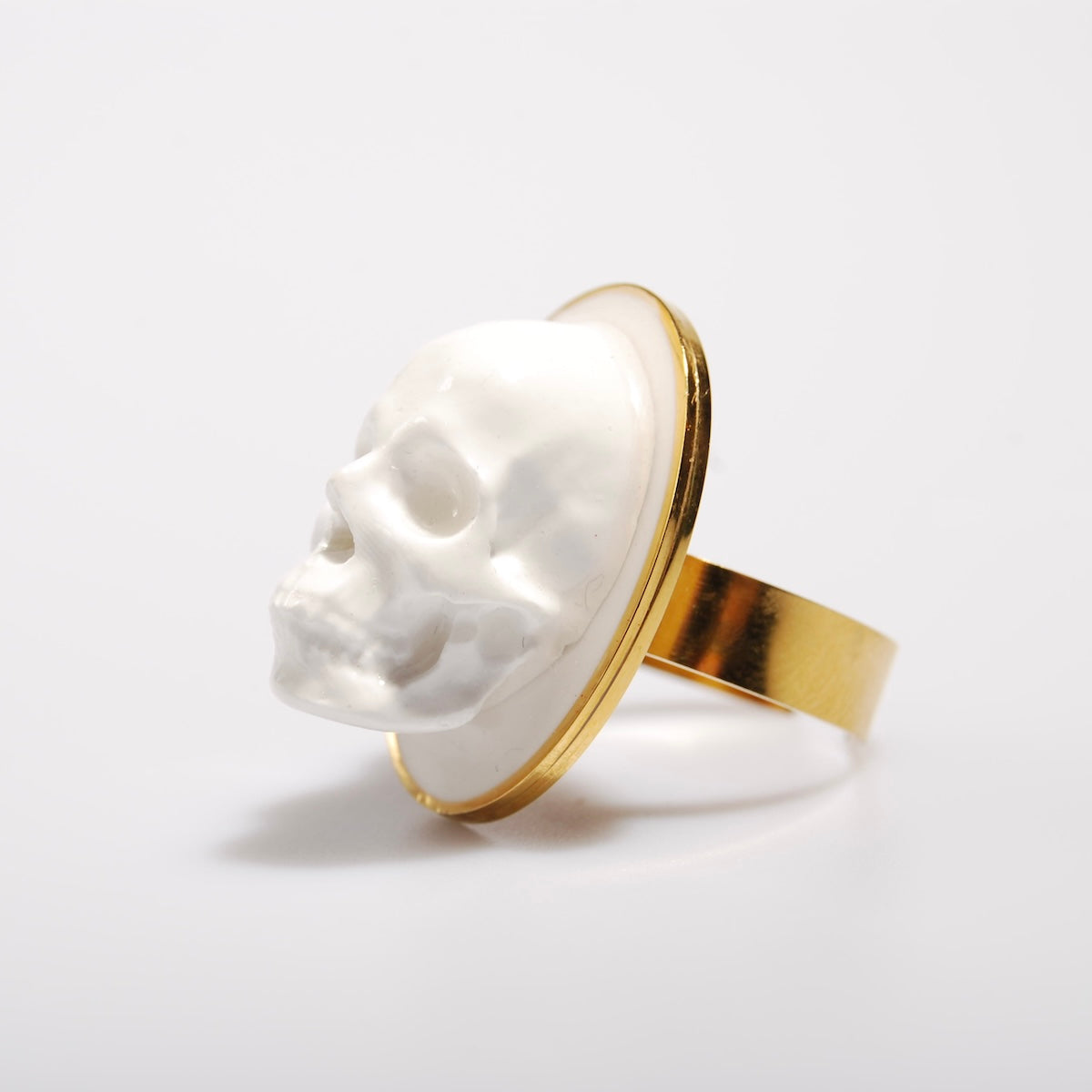 anello ovale con teschio cammeo, vista 3/4