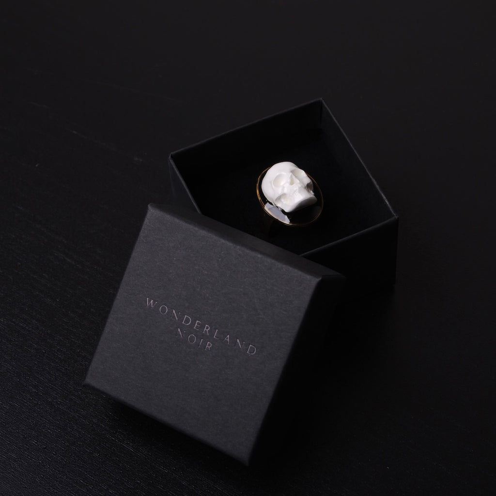 anello teschio cammeo dentro ad una scatolina nera