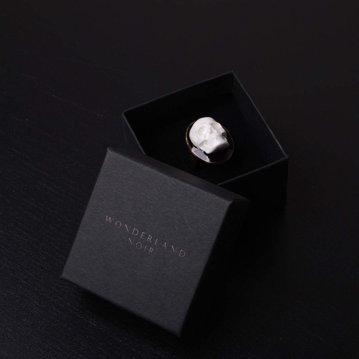 anello teschio cammeo dentro ad una scatolina nera
