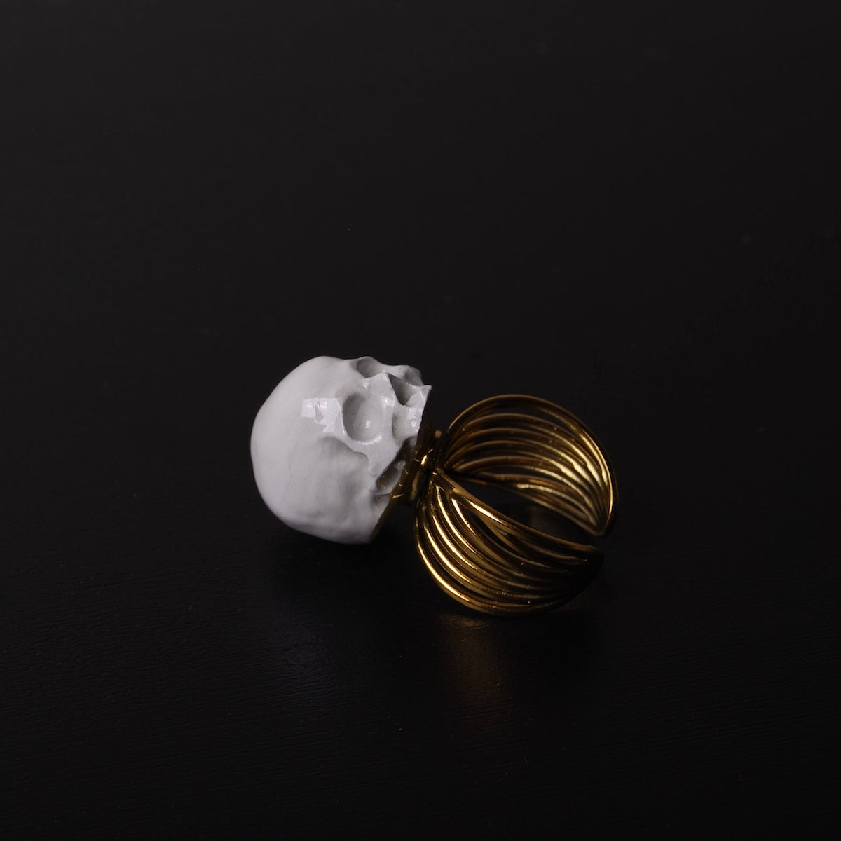 anello a banda larga con teschio grigio vista laterale