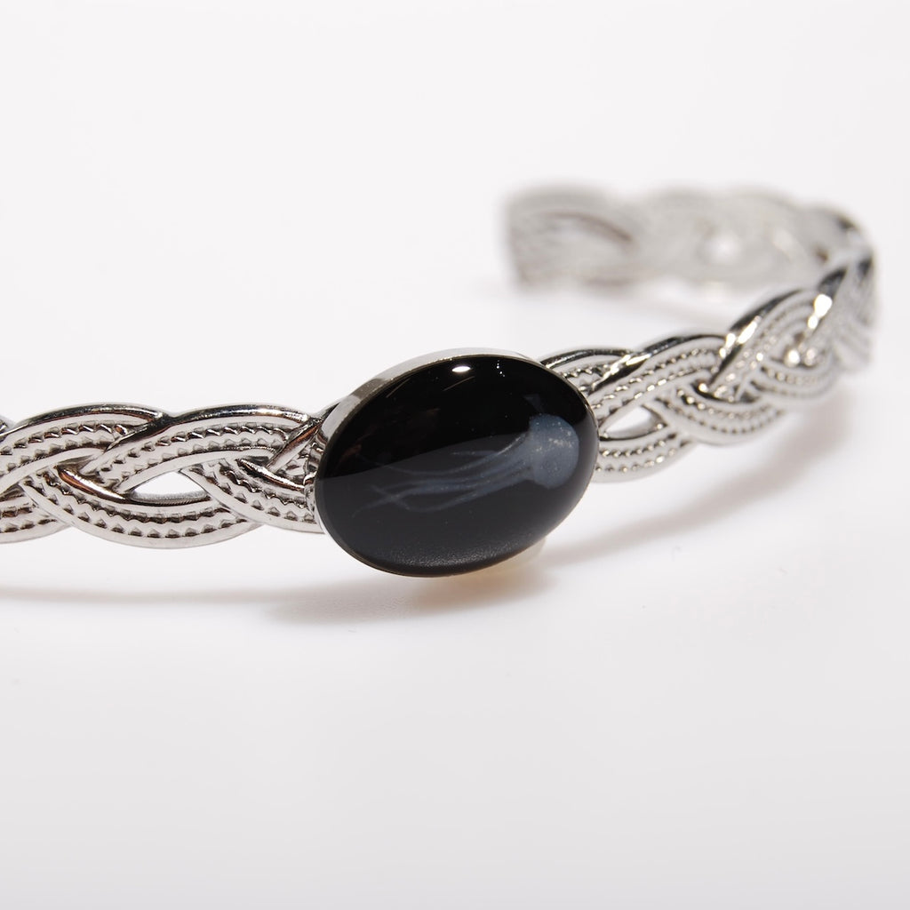 bracciale rigido intrecciato con ovale centrale con medusa marina inglobata sotto resina, dettaglio dell'ovale