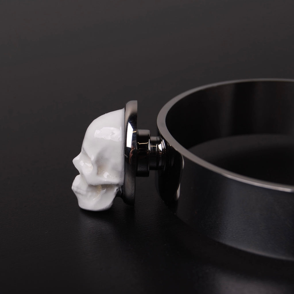 bracciale rigido in acciaio con cammeo teschio al centro, vista laterale