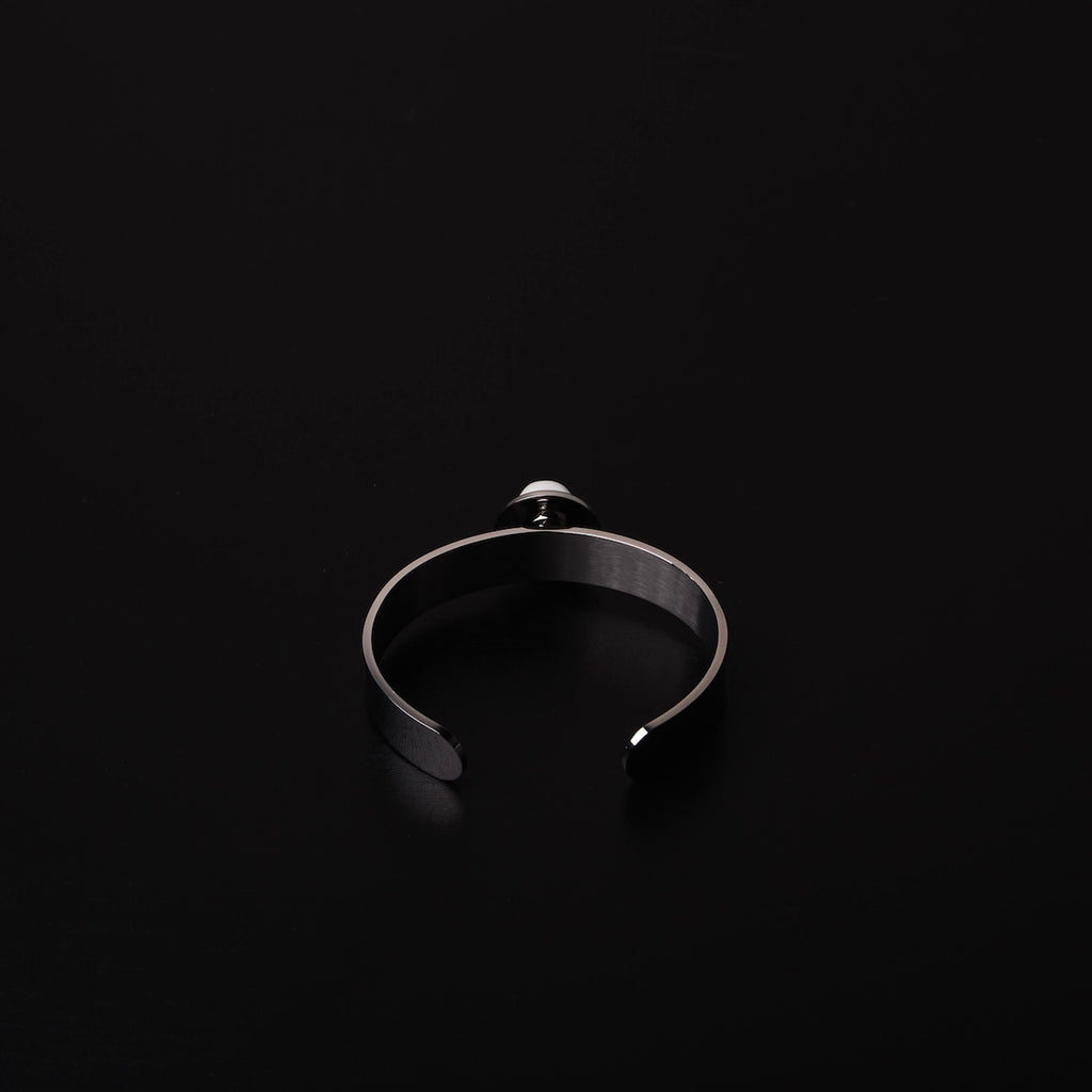 bracciale rigido in acciaio con cammeo teschio al centro, vista retro