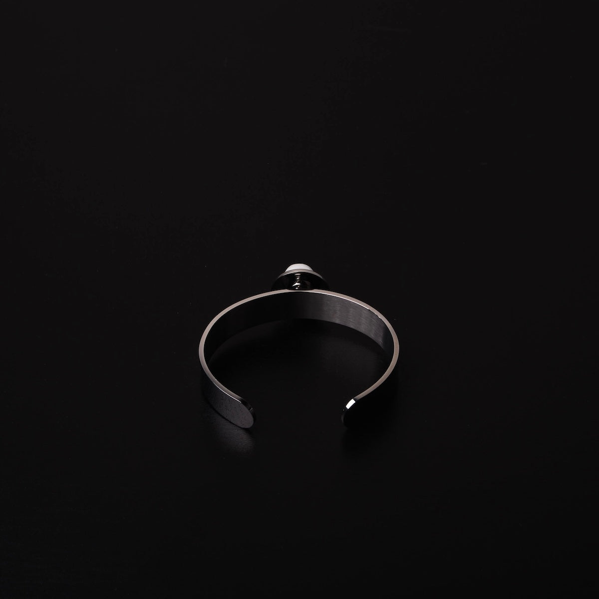 bracciale rigido in acciaio con cammeo teschio al centro, vista retro