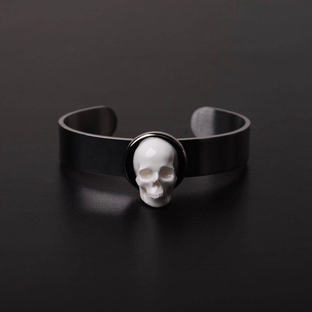 bracciale rigido in acciaio con cammeo teschio al centro