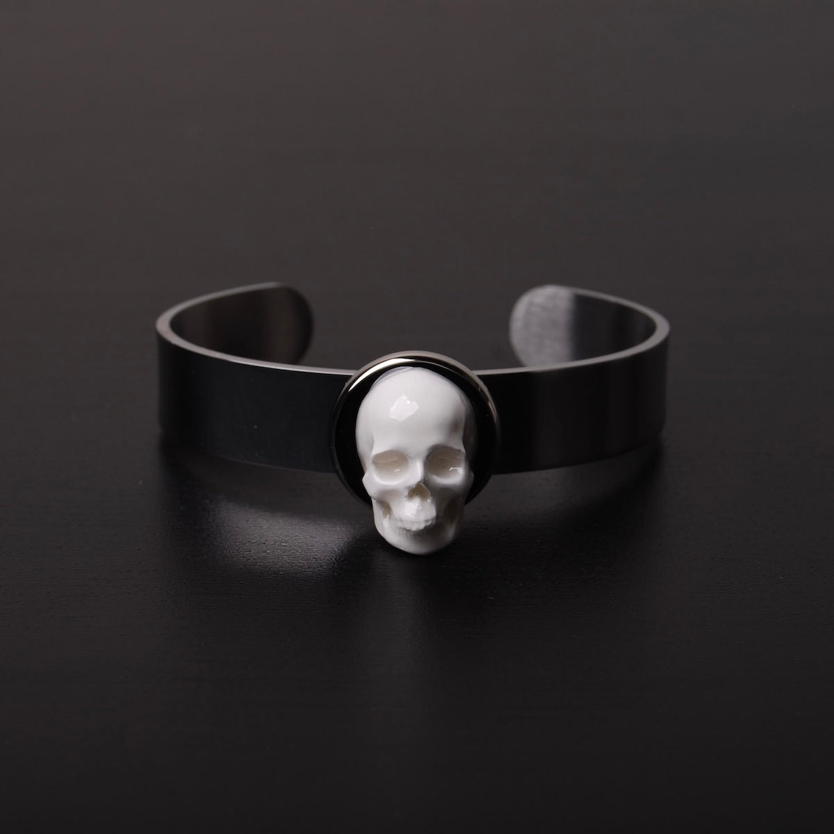 bracciale rigido in acciaio con cammeo teschio al centro