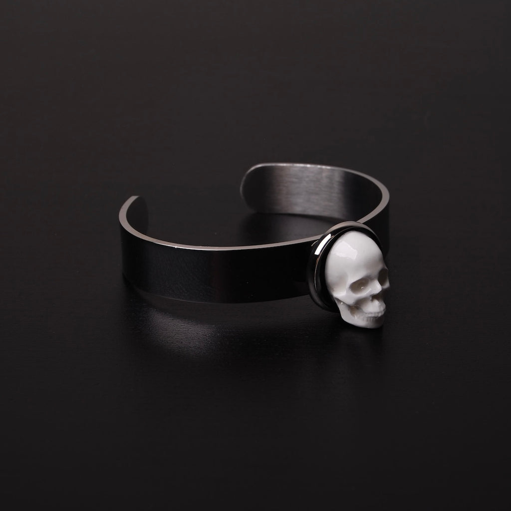 bracciale rigido in acciaio con cammeo teschio al centro, vista 3/4