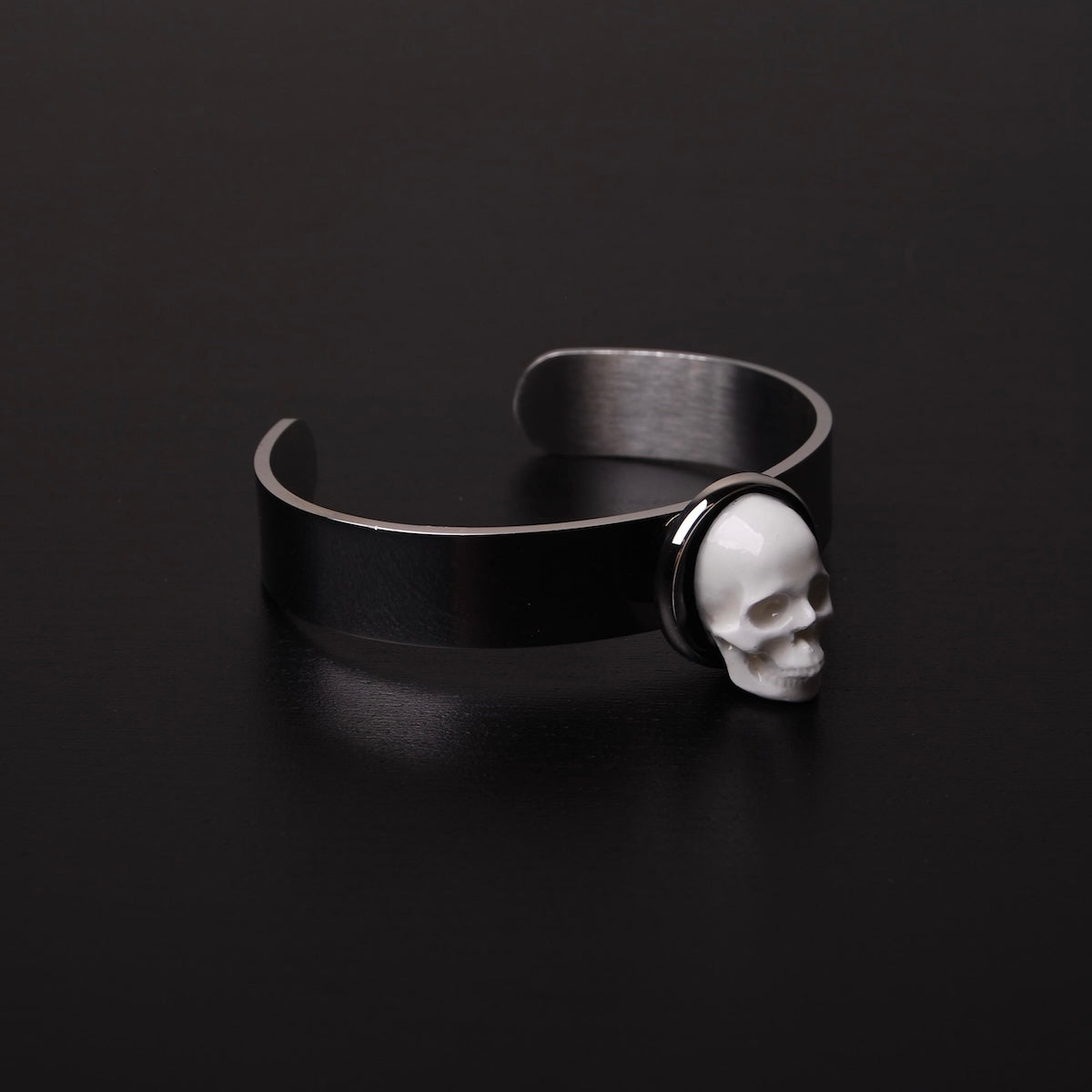 bracciale rigido in acciaio con cammeo teschio al centro, vista 3/4