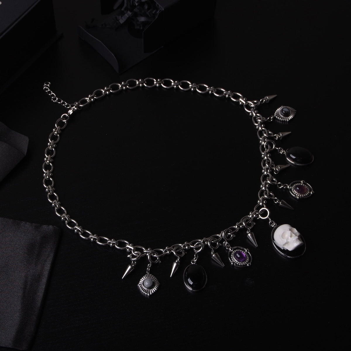 collana componibile completa con pendenti teschio, cabochon in pietre e punte in acciaio