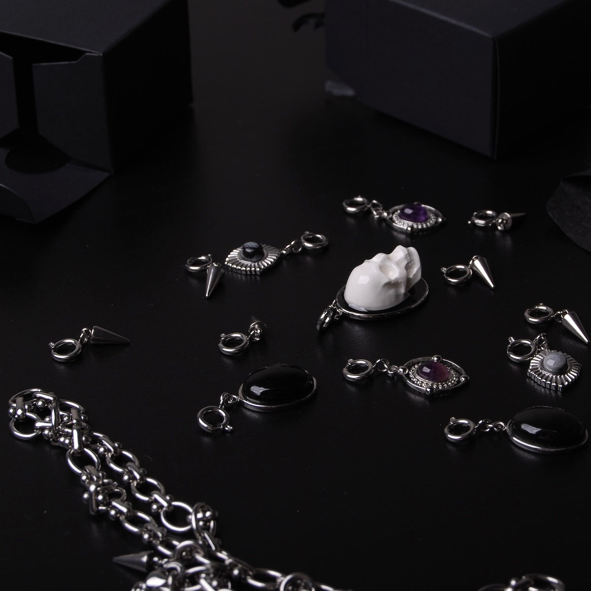elementi del calendario dell'avvento wonderland noir, pendenti e catena