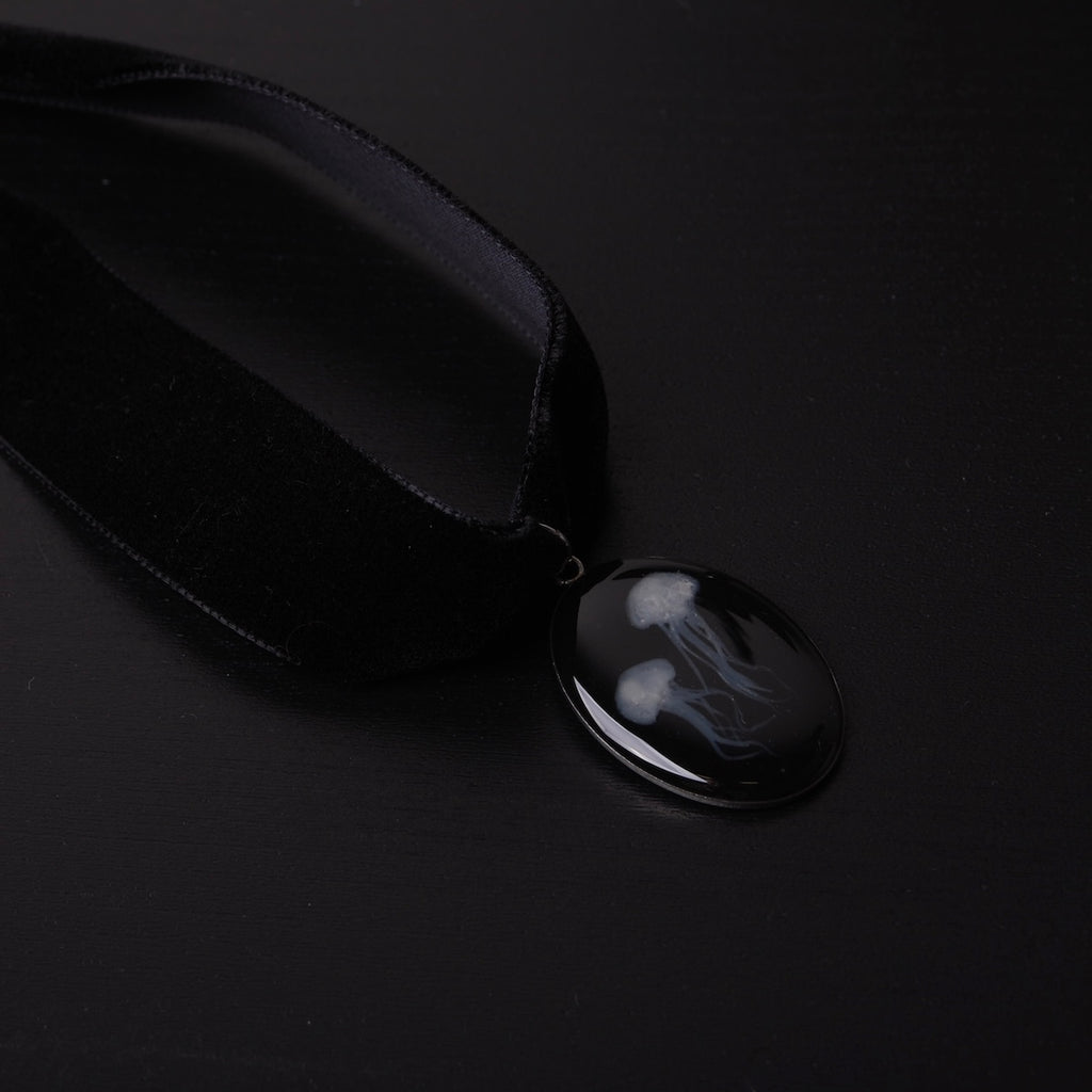 choker in velluto nero con pendente ovale con meduse marine, vista laterale